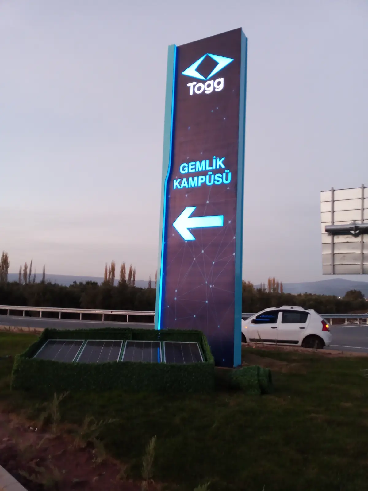TOGG Kampüs Yönlendirme Totemi TOGG Kampüs Yönlendirme Totemi – Güncel Reklam uygulaması
